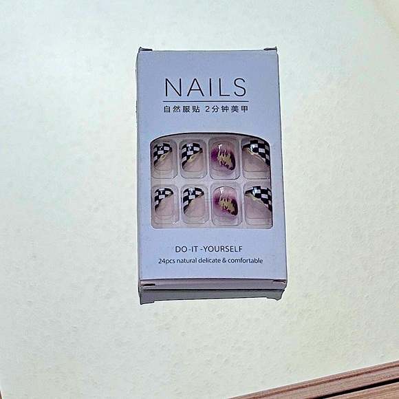 Brown & White Checkerboard with Gold Foil - Press on Nail - Picture 2 of 4